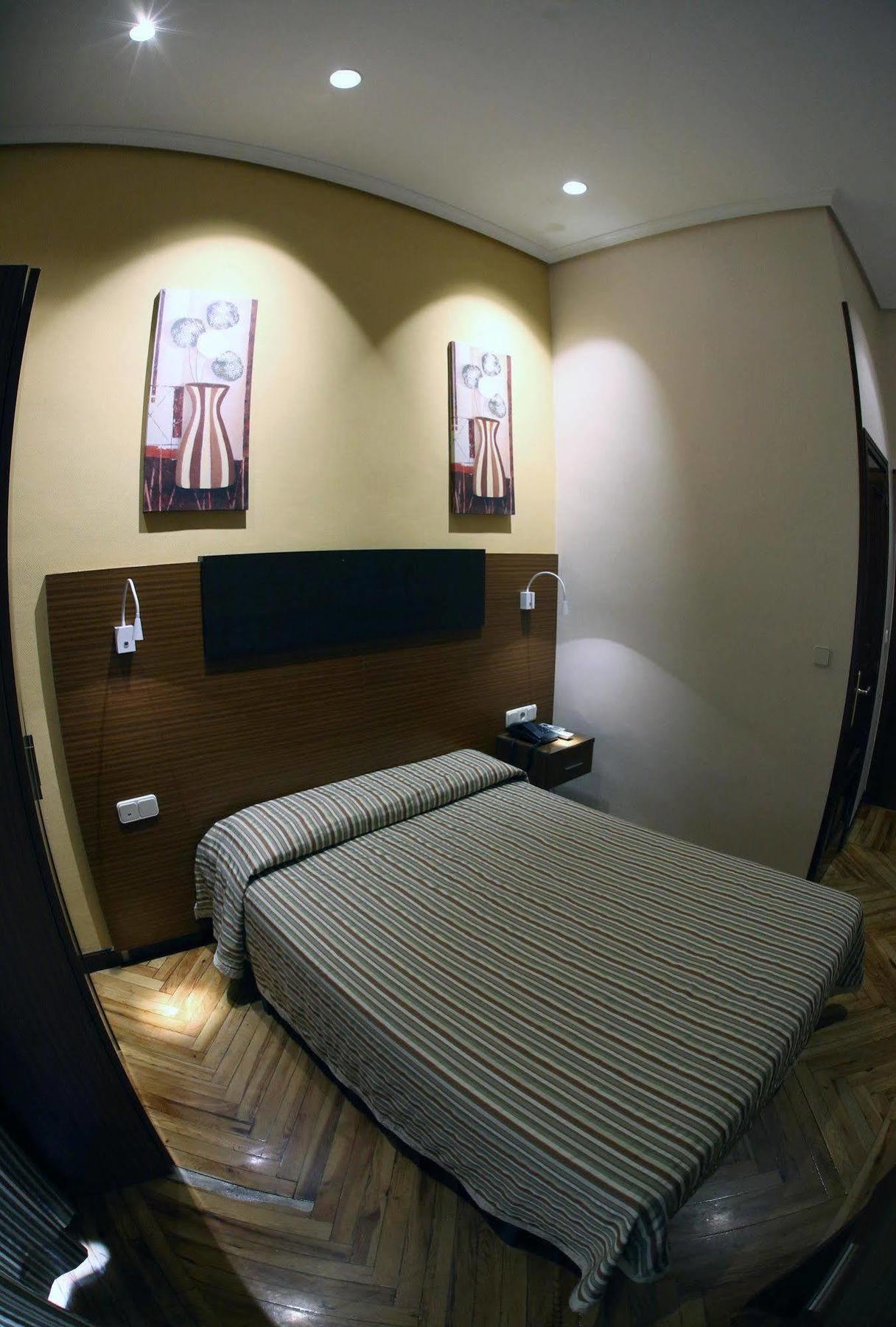 Hostal Cervelo Madrid Exterior photo