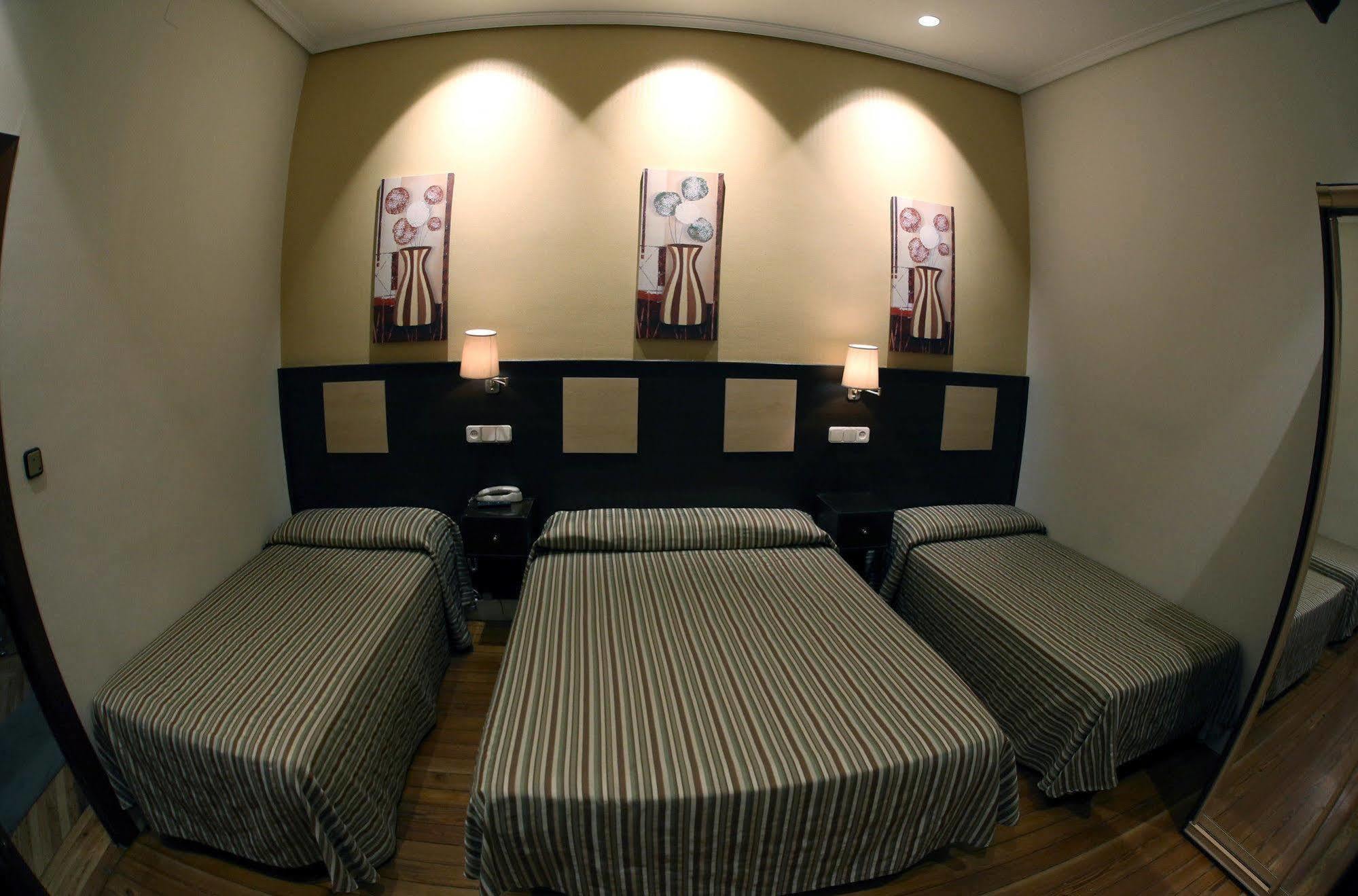 Hostal Cervelo Madrid Exterior photo