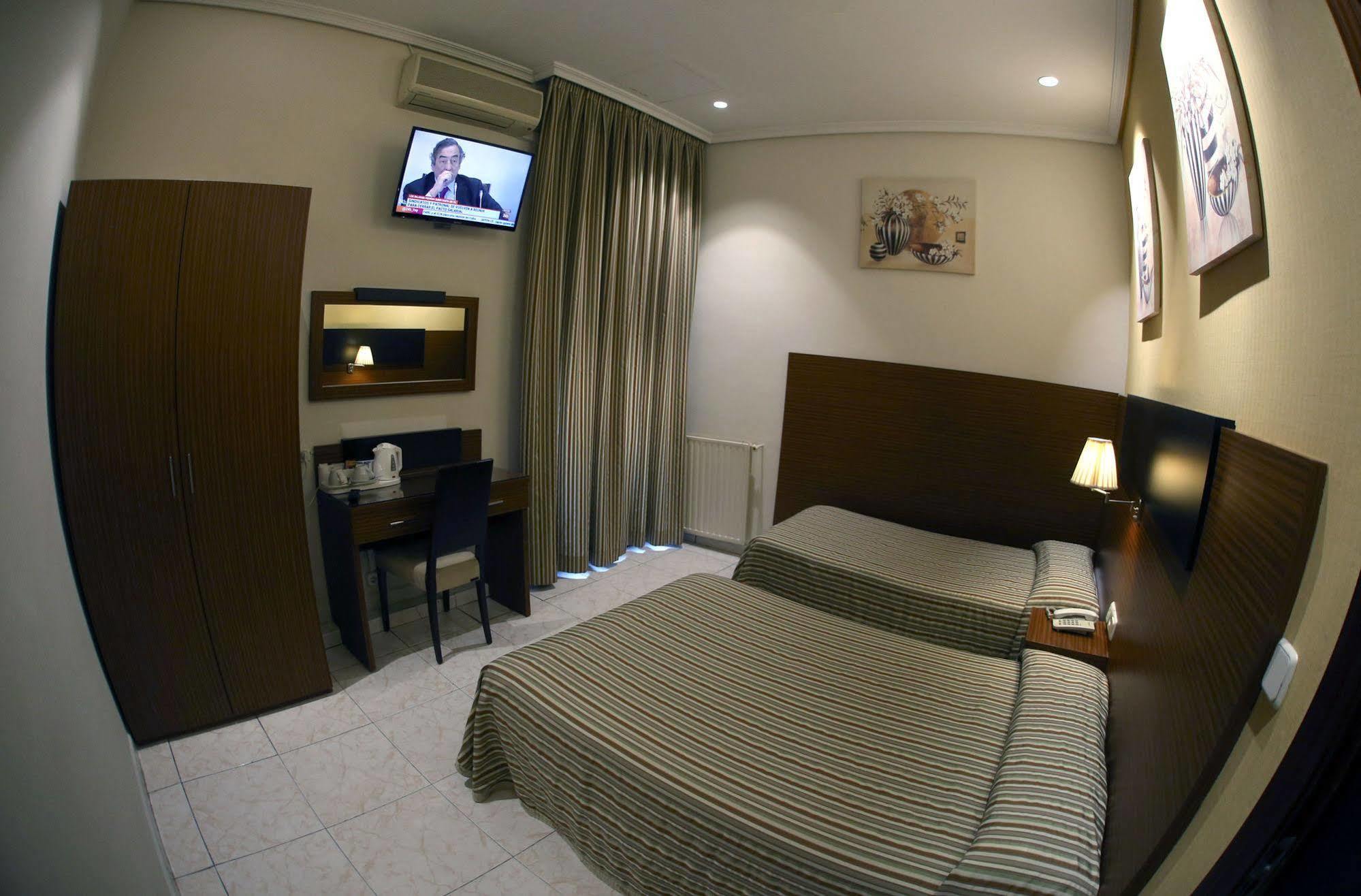 Hostal Cervelo Madrid Exterior photo