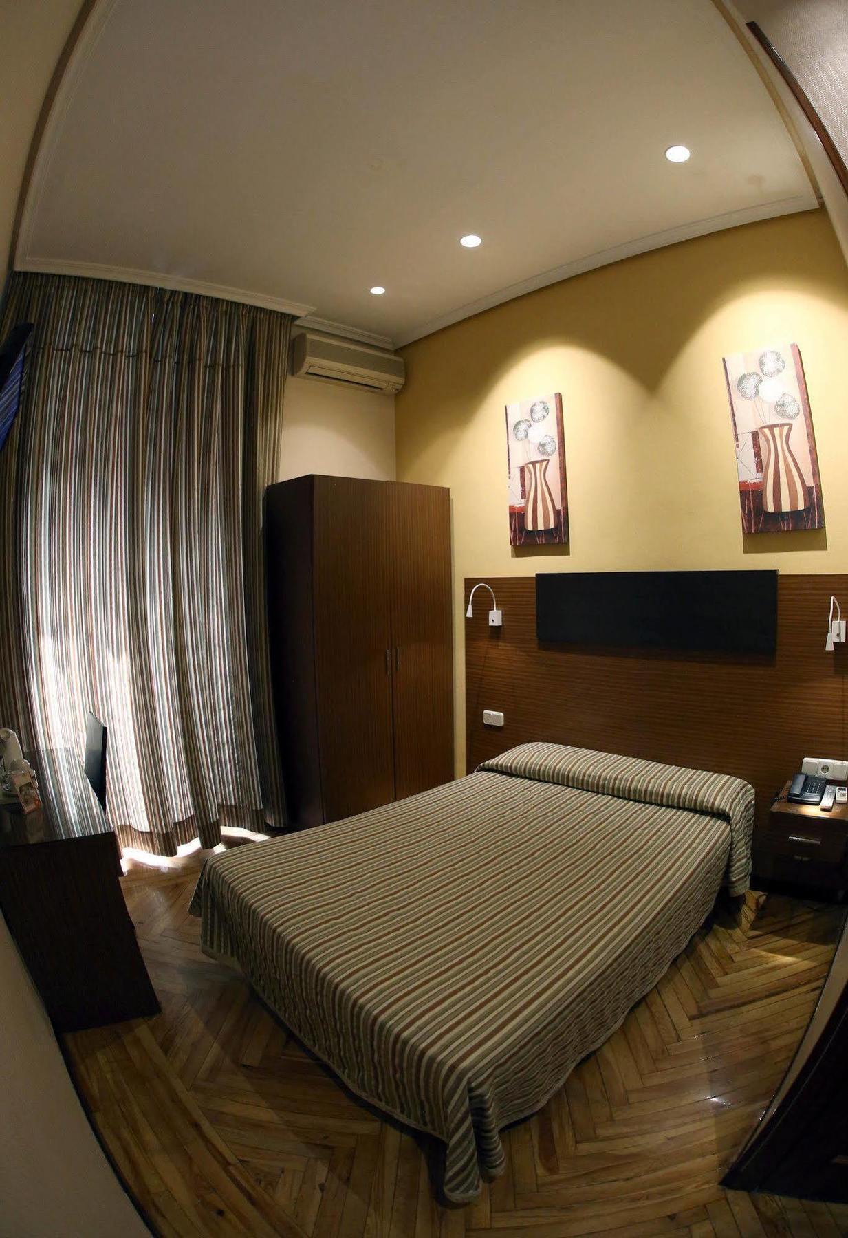 Hostal Cervelo Madrid Exterior photo