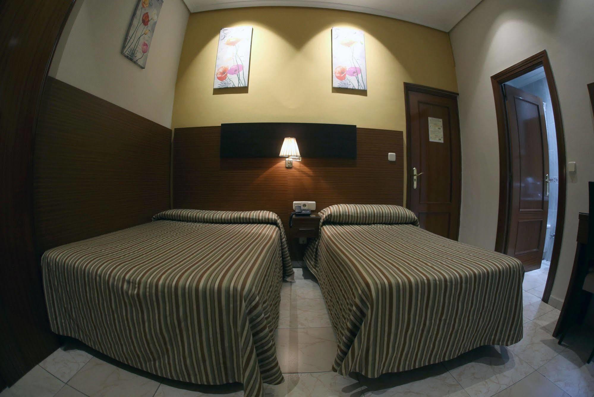 Hostal Cervelo Madrid Exterior photo